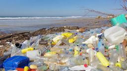Откриха скали с "корички" от пластмасови отпадъци на 1200 км от бреговете на Бразилия