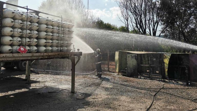 Предотвратено е разрастването на пожар и опасността от взрив в