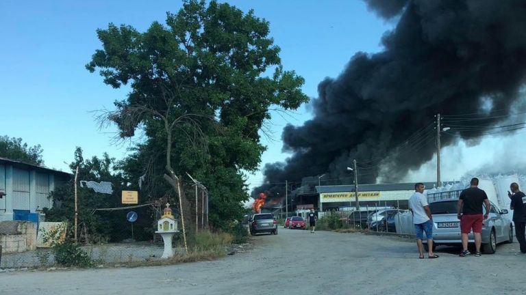 Пожар е избухнал в цех за матраци в Костинброд, съобщиха