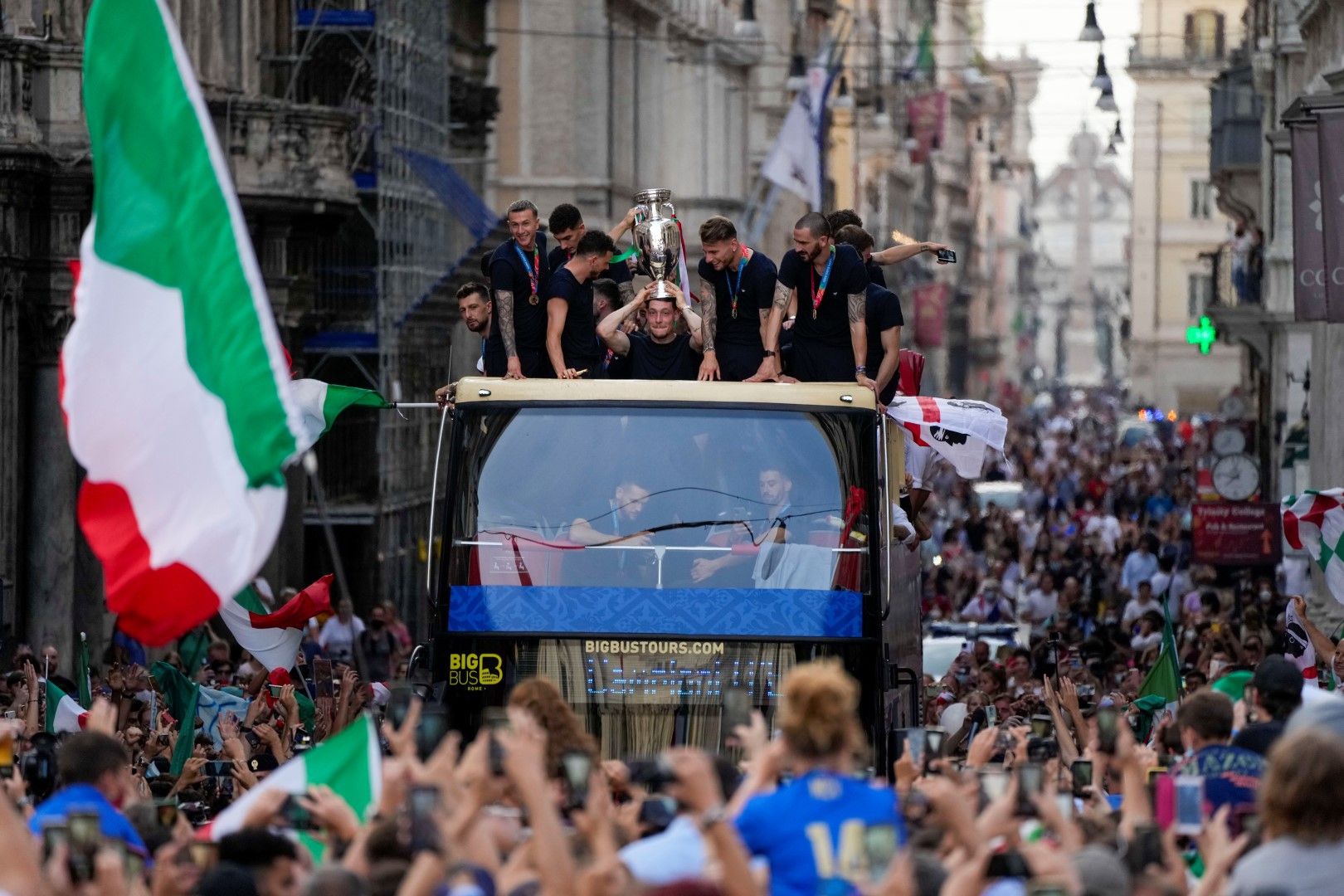 Тимът тръгна из улиците на Рим в открит автобус с подобаващия надпис: Шампиони на Европа