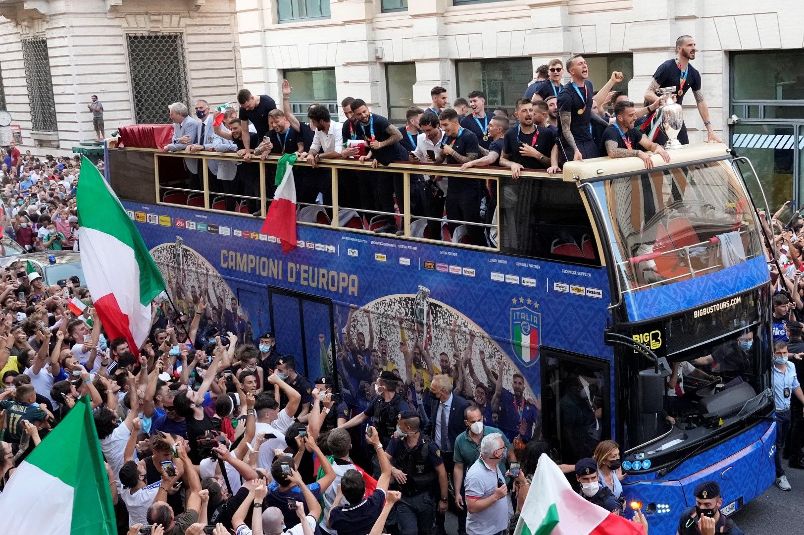 Тимът тръгна из улиците на Рим в открит автобус с подобаващия надпис: Шампиони на Европа