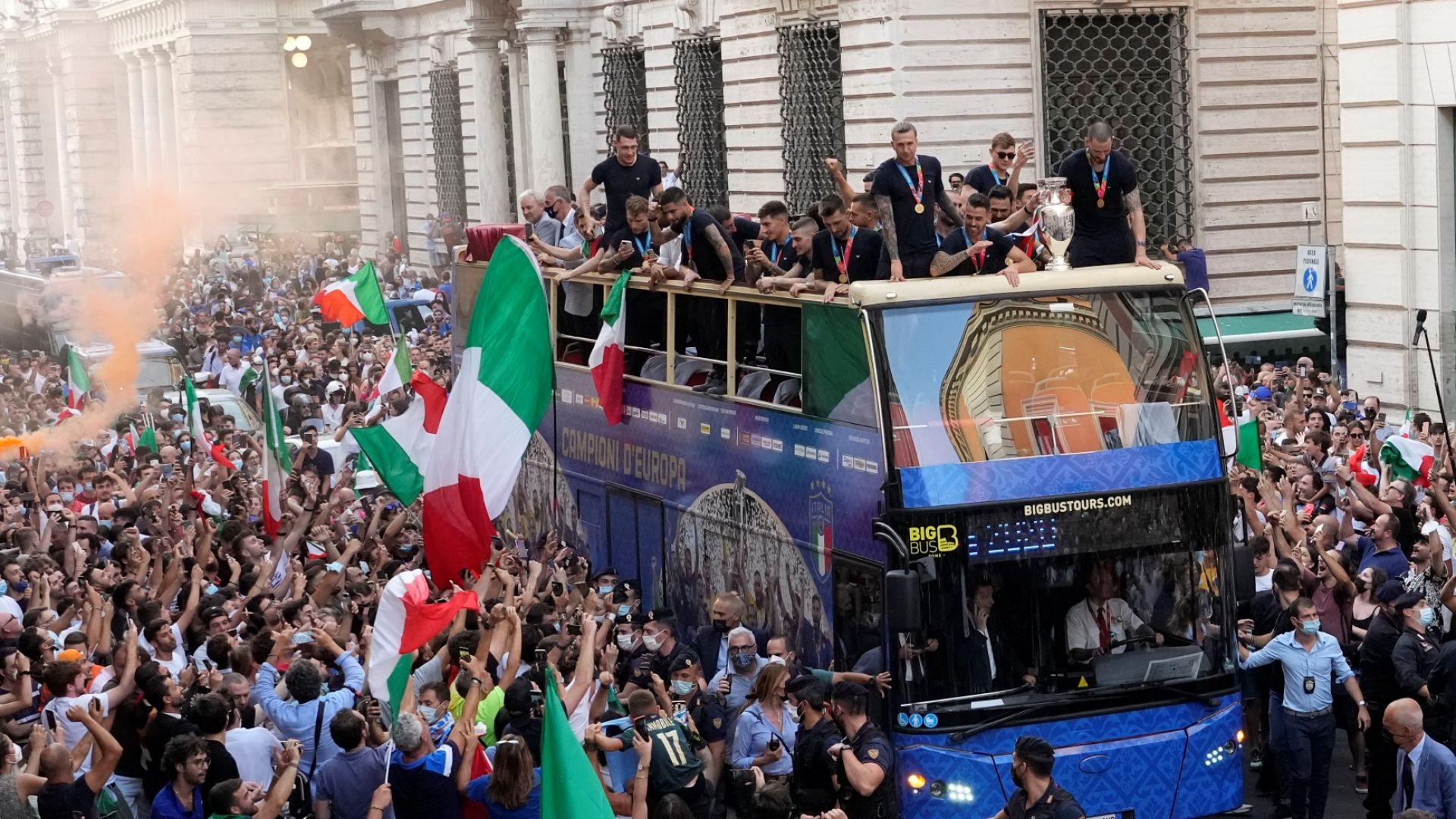 Шампионите при президент и премиер, позволиха парад по улиците на Рим (Снимки)