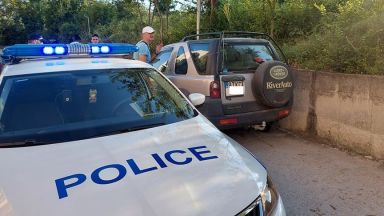 Откриха тялото на млад мъж в паркиран джип във Велико Търново