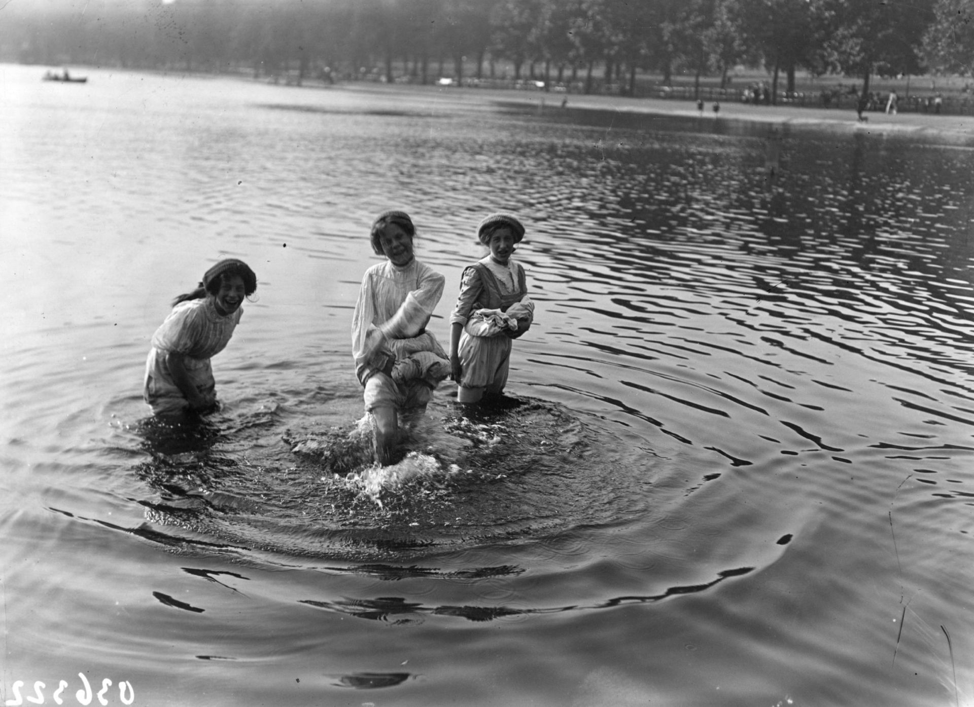 Момичета се къпят в Лондон по време на горещините през август 1911 г.  