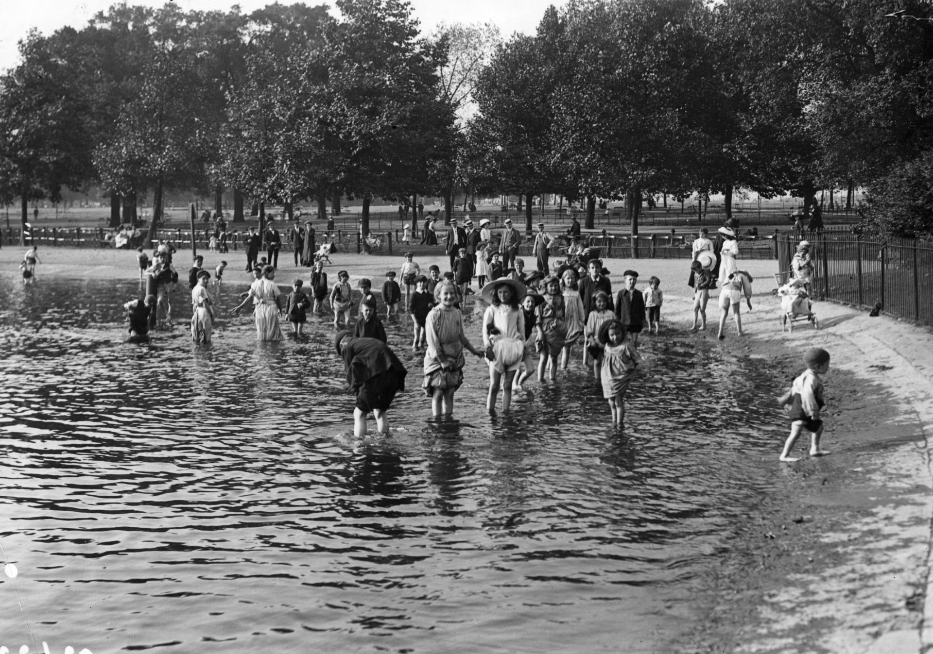 Август 1911: Тълпа от хора се разхлаждат в лондонския  Хайд парк