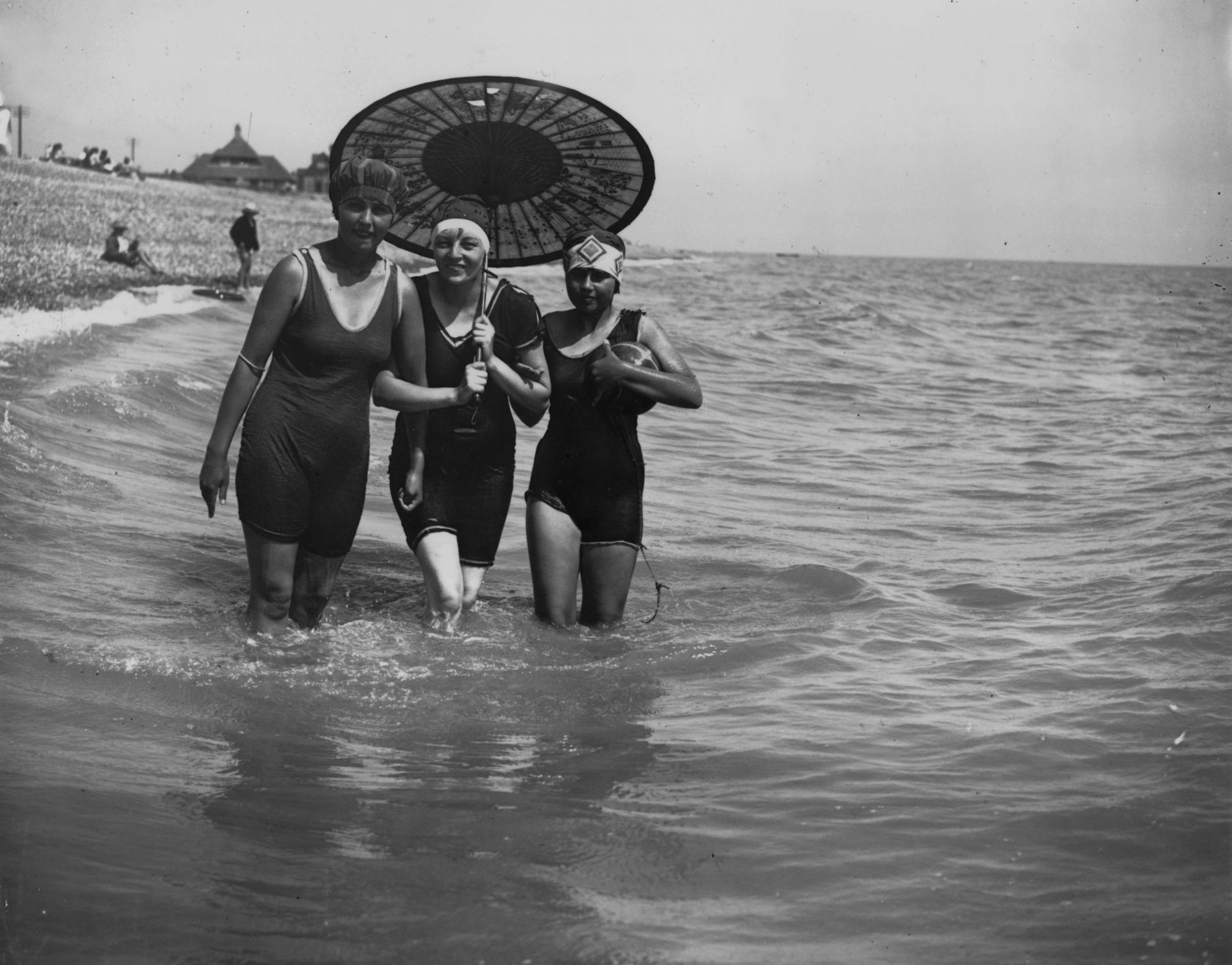 Дами се разхлаждат в Кент на 24 юли, 1928 година