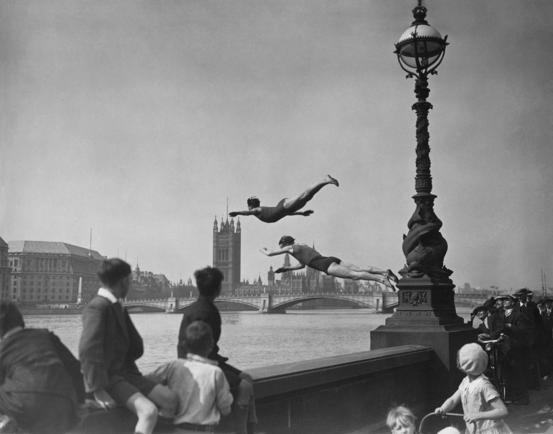 Скок в Темза заради жегите 