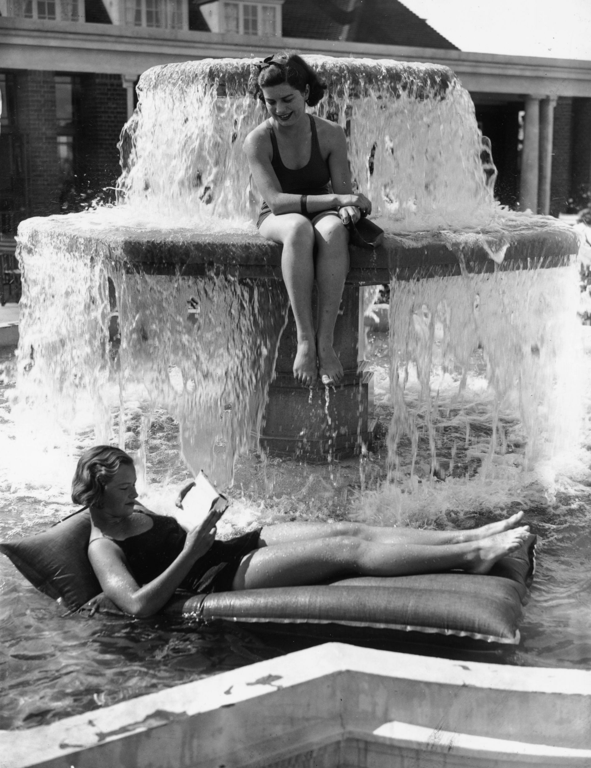 27 август 1936: Две млади жени са намерили готин метод за разхлждане и четене - във фонтан в открит басейн в Финчли, Лондон.