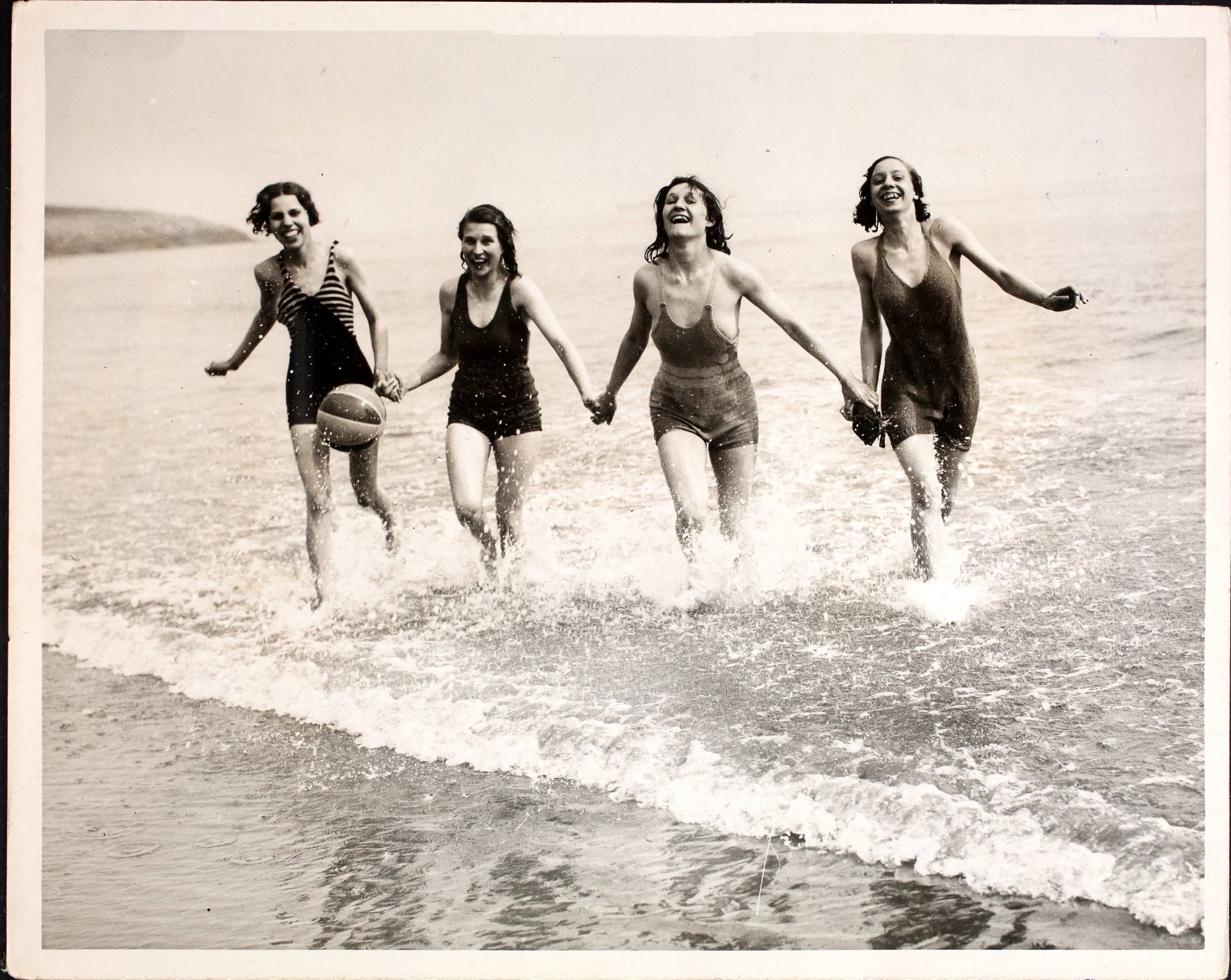 Топлото време кара тези четири момичета да опитат морето на популярния Бари Айлънд, Южен Уелс.