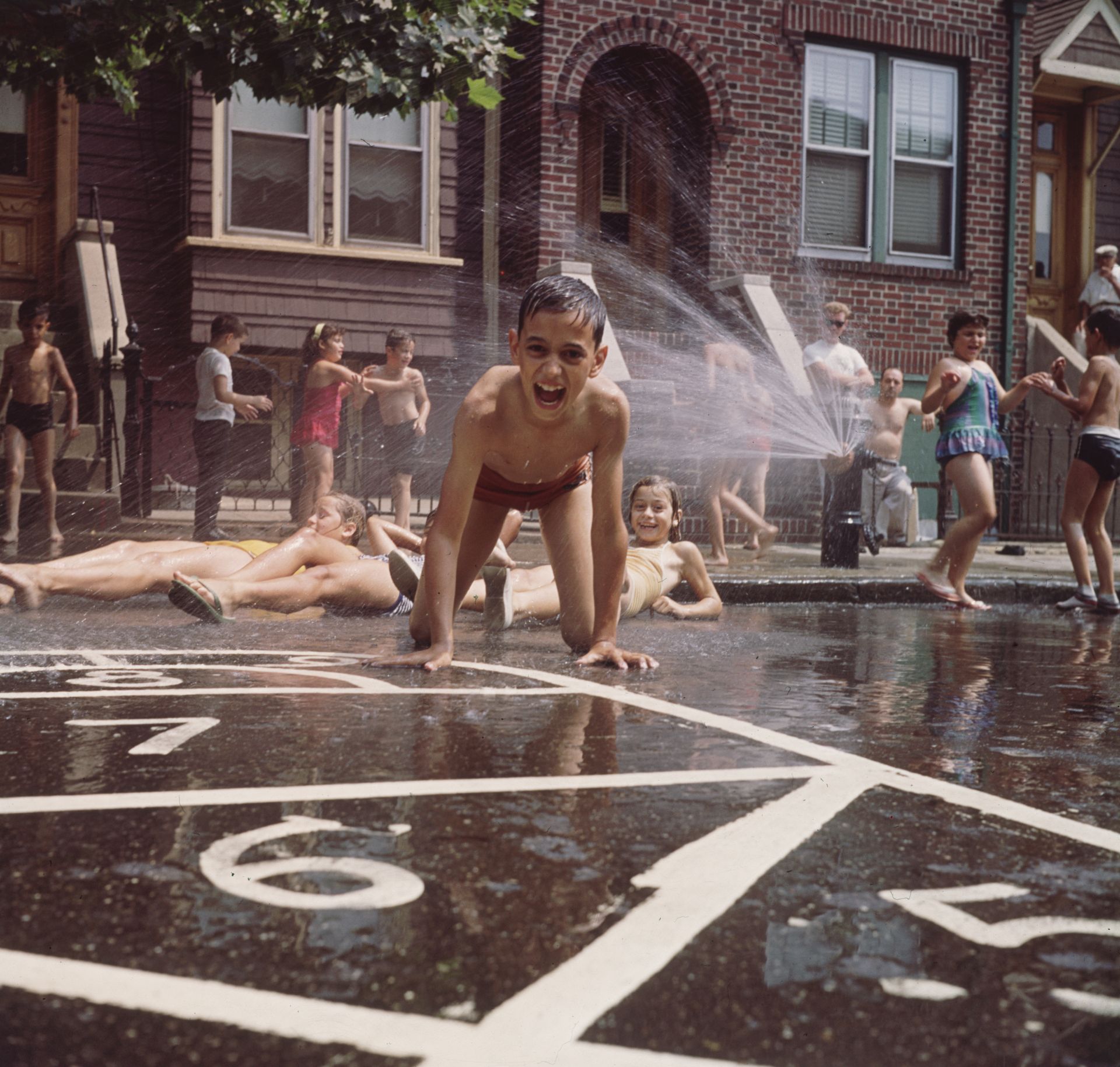 Юли 1962: Група деца, които играят на улицата в горещ летен ден
