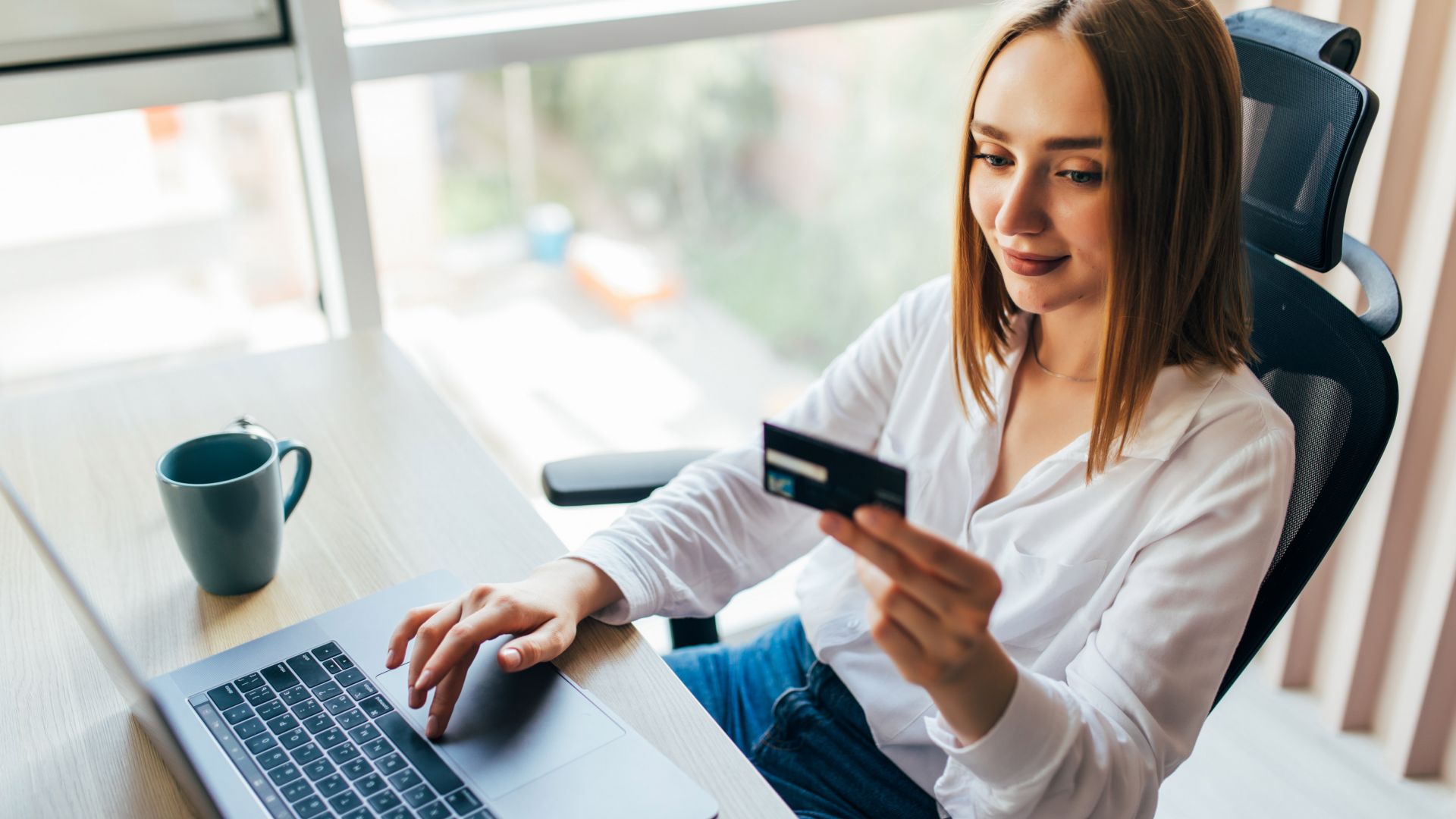 Потребителите на кредитна карта в България са похарчили с 64% повече пари онлайн по време на пандемията