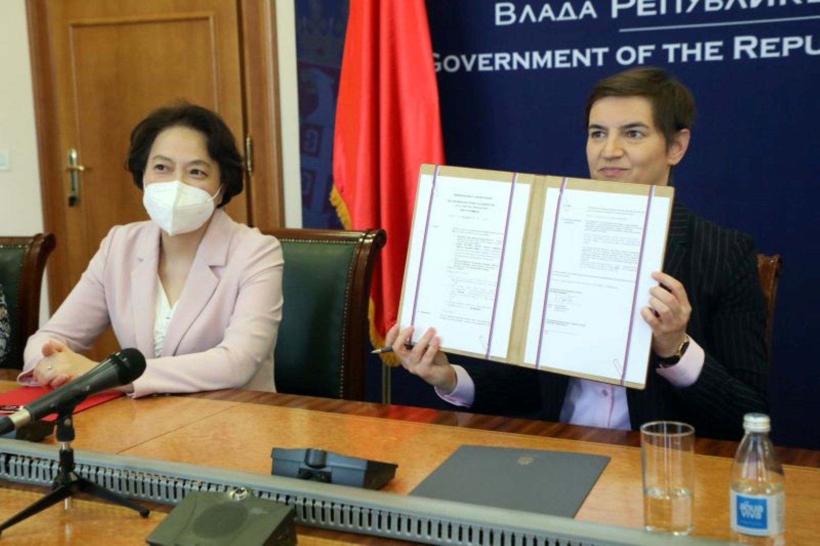 Премиерът Ана Бърнабич показва пред медиите подписания меморандум за производство на ваксината на Синофарм
