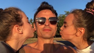 Димитър Бербатов се наслаждава на лятото в прегръдките на своите дъщери