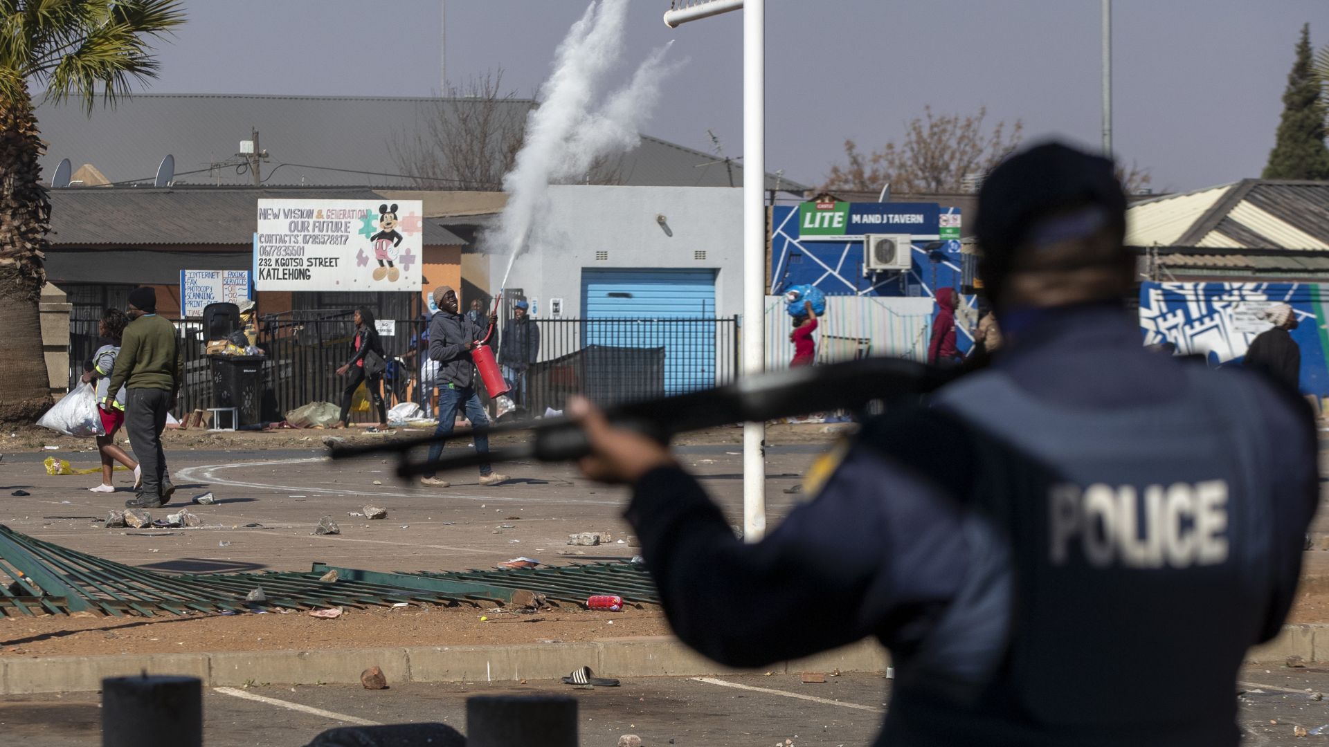  Безредиците в ЮАР: Над 70 жертви, стъпкани при разграбване на магизини (снимки и видео)
