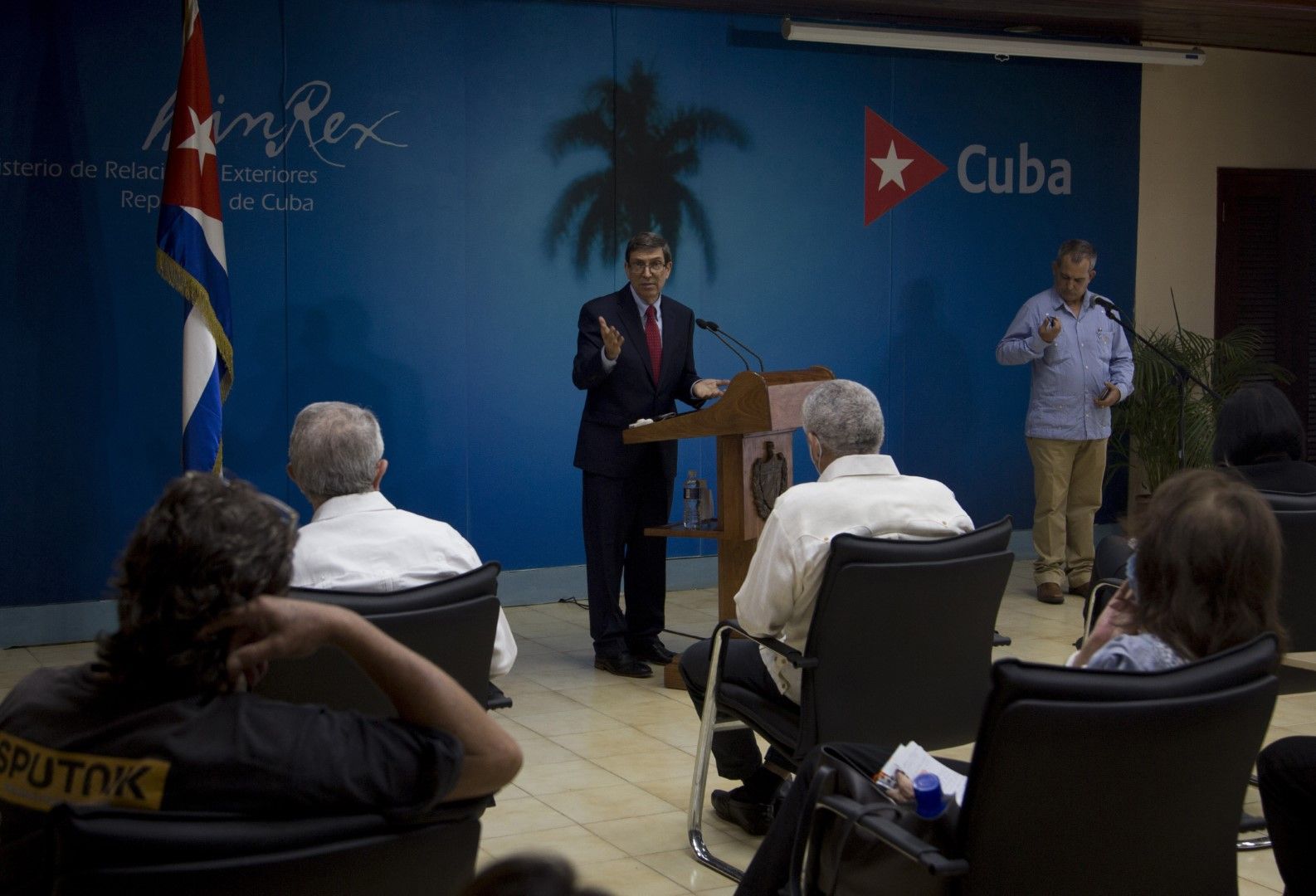 Външният министър на Куба Бруно Родригес говори на пресконференция в Хавана във вторник, 13 юли 2021 г., след антиправителствените протести през уикенда заради високи цени и недостигана храна в островната държава