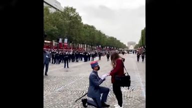 Войник направи предложение за брак на "Шан-з-Елизе" минути преди началото на парада