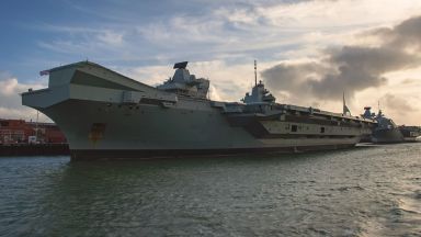 Над 100 членове от екипажа на самолетоносача Куин Елизабет на