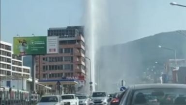 Спукан водопровод образува 25 метров воден стълб в София става ясно