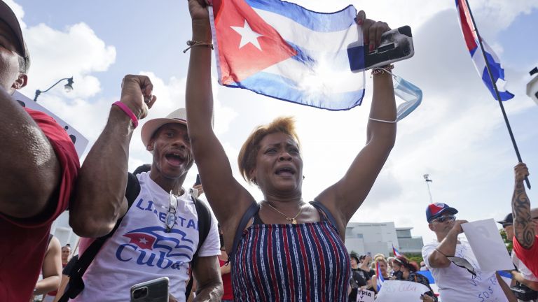 След 3 дни протести: Пуснаха мобилния нет в Куба, но няма достъп до социалните мрежи