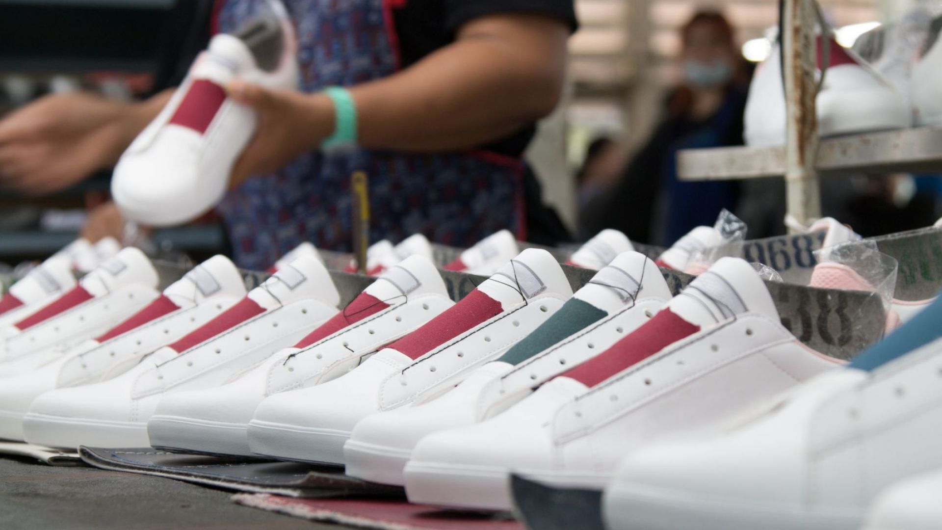 Заразата затвори фабрика на най-големия производител на маратонки Nike и Adidas 