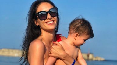 Слънчева почивка: Луиза Григорова и майка ѝ заведоха малкия Бран на море