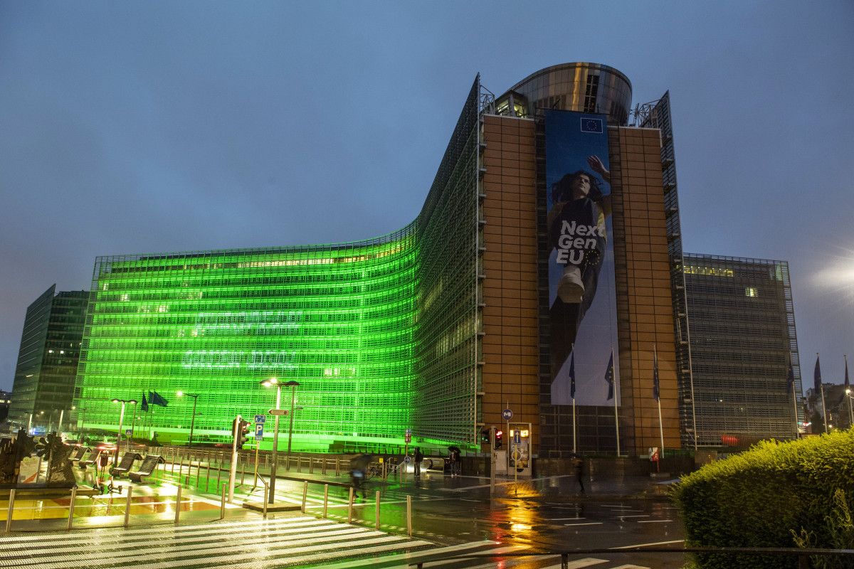 Сградата на ЕК бе оцветена в зелено по време на представянето на пакета от мерки. 