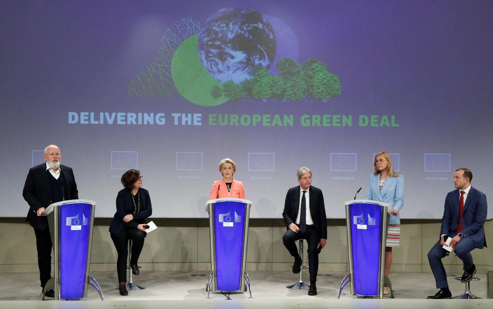 Еврокимисарите представят предложенията за зелената сделка, вляво е заместник-председателят на ЕК Франс Тимерманс