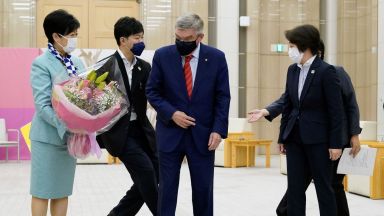 Журналист нарече шефа на МОК "лъжец" на среща с губернатора в Токио