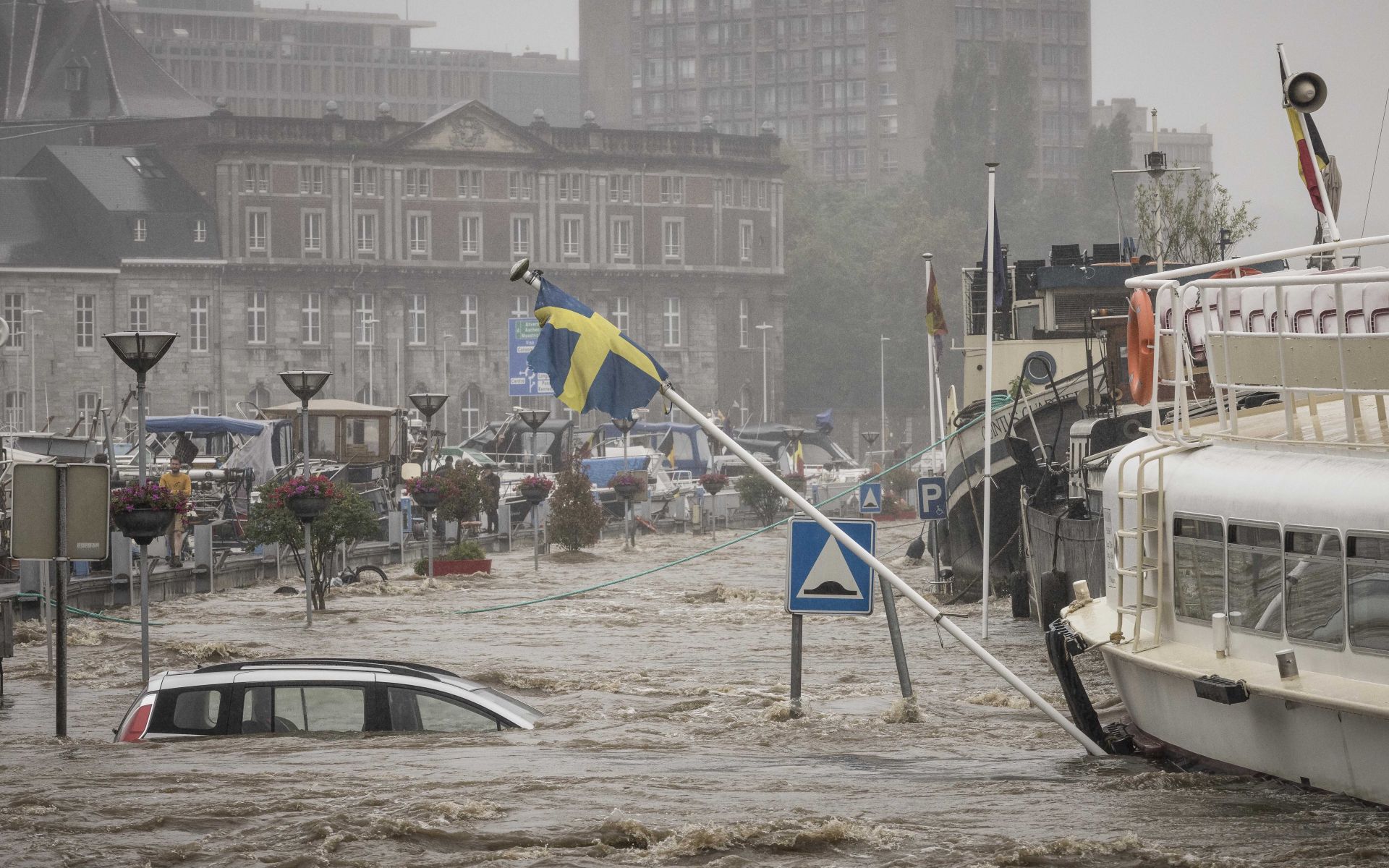 Кола плава в река Маас по време на обилно наводнение в Лиеж, Белгия