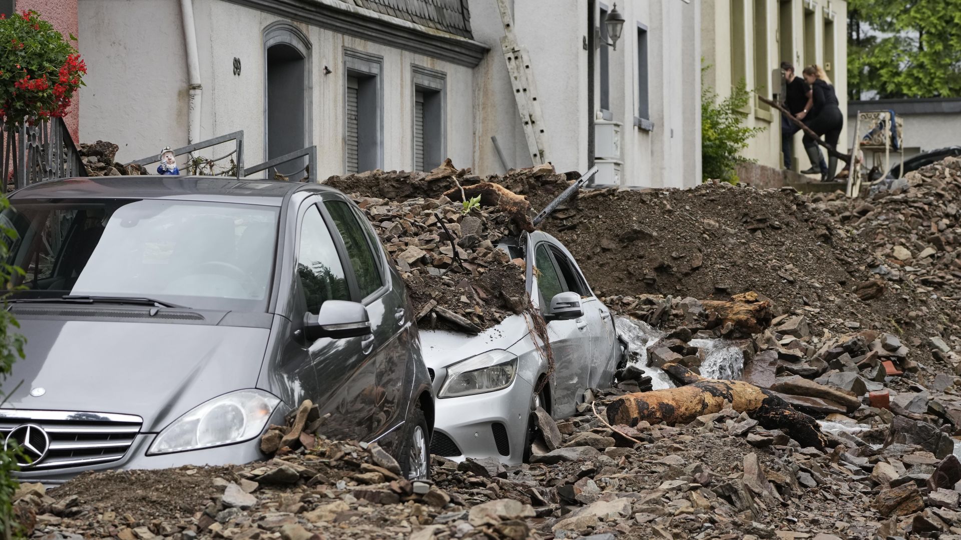 Катастрофални наводнения в Европа: Над 30 са само жертвите в Германия, хиляди евакуирани (снимки и видео)