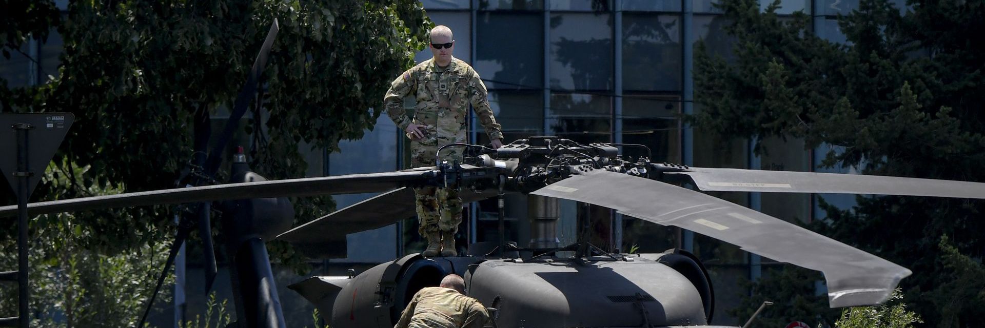 Американски боен хеликоптер кацна ненадейно в центъра на Букурещ (снимки, видео)