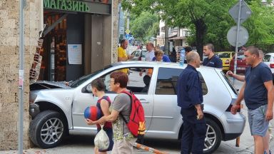 Голф с 4-ма младежи се заби в магазин в София (снимки, видео)