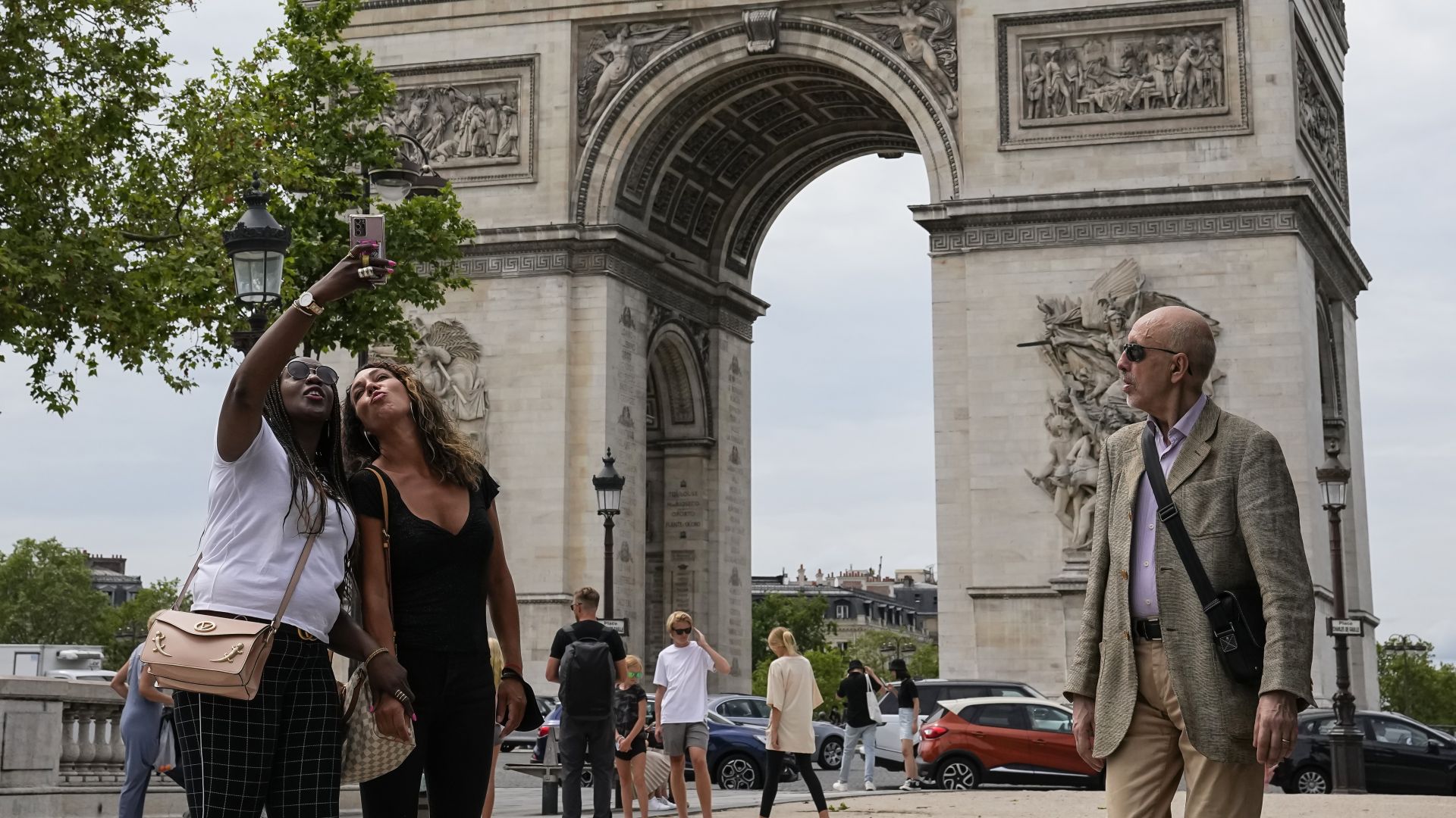 Политически скандал свали голямото знаме на ЕС от Триумфалната арка в Париж