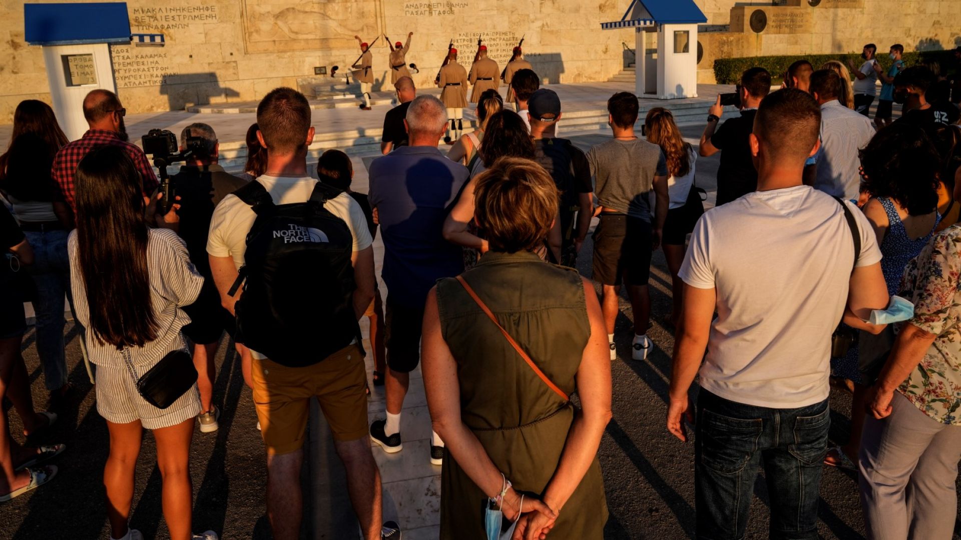 Гърция вгорчи живота на туристите с нови ограничения