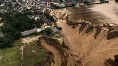 Броят на загиналите при катастрофалните наводнения в Германия достигна 133