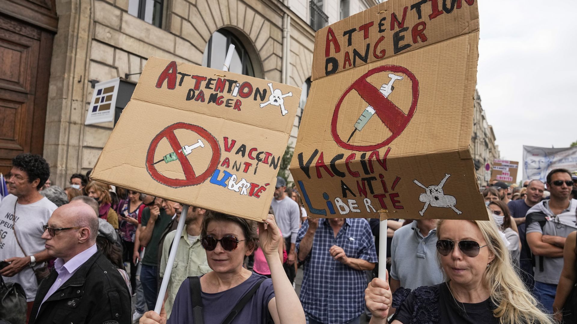 "Не" на здравната диктатура - Макрон, оставка!": Масови протести "взривиха" Франция