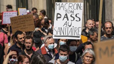 Франция ще направи поставянето на бустерна доза задължително за лицата