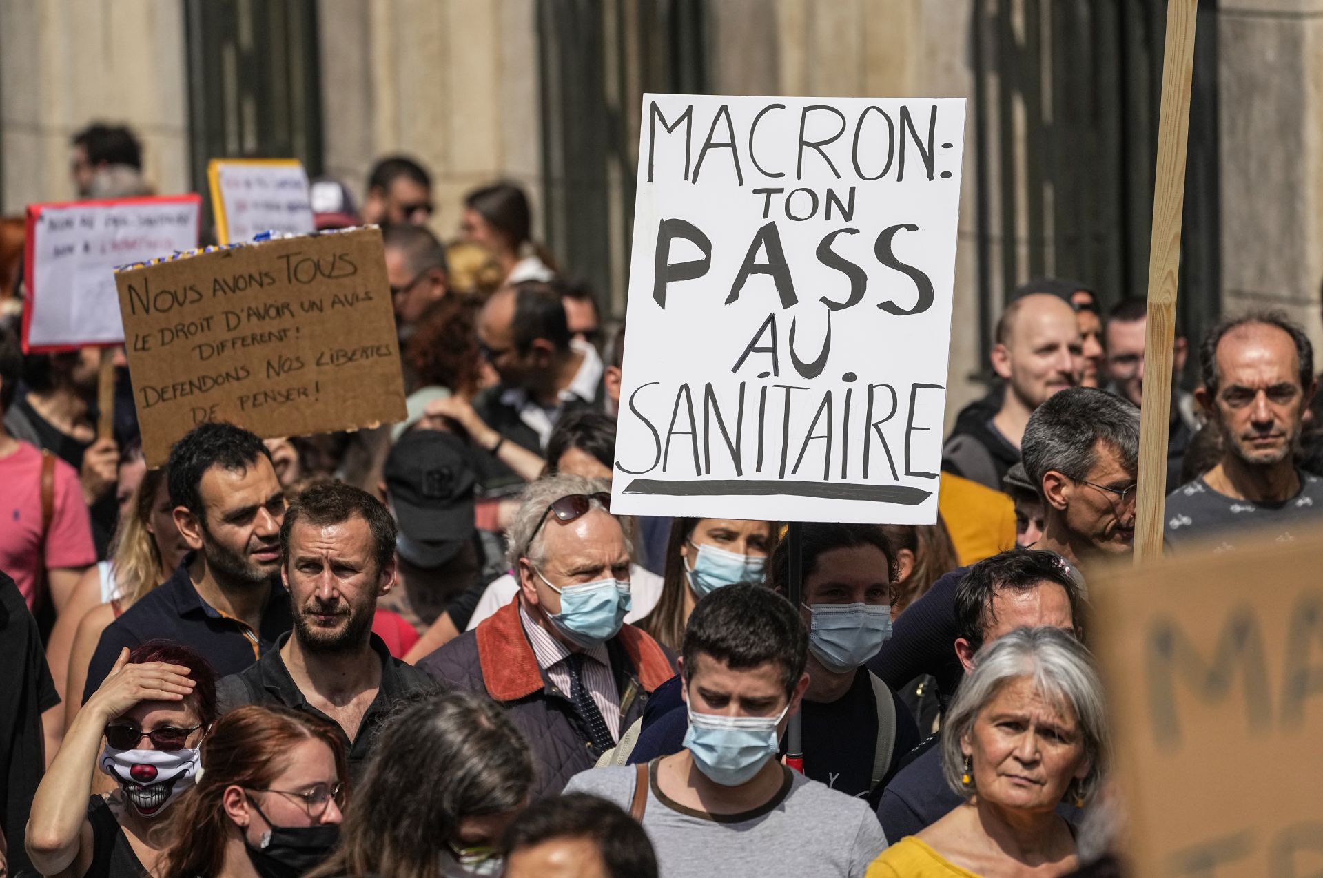 Цяло лято и презесента не спираха протестите срещу ограниченията във Франция