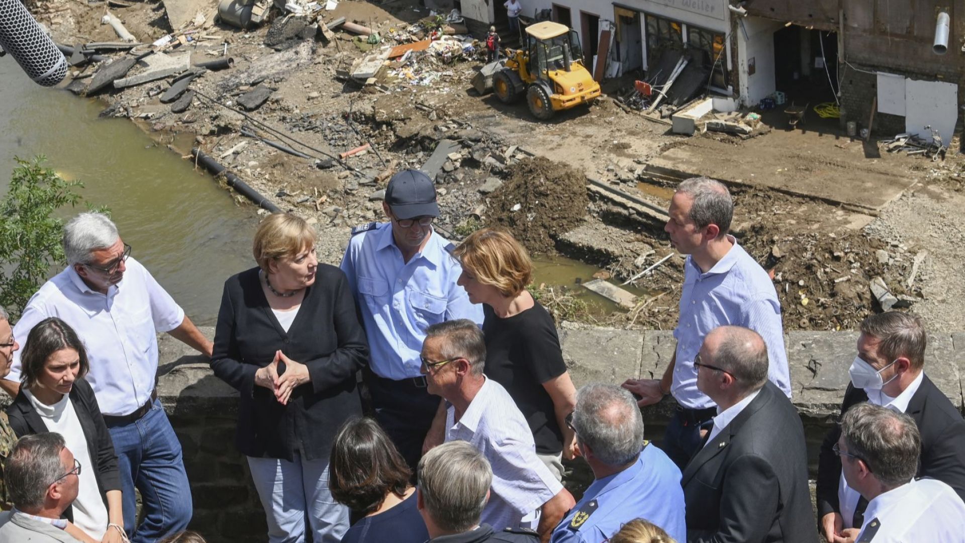 Меркел: Ситуацията в регионите, засегнати от наводненията, е ужасяваща