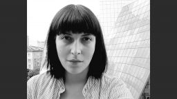 Илияна Кънчева в 12 кадъра на морския бряг след атаката на пандемията