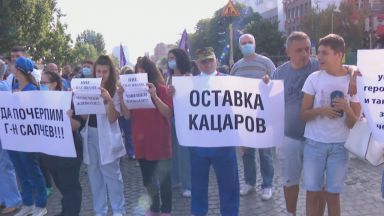 Лекарите от Пирогов за пореден ден излязоха на протест пред