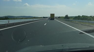 Хоризонталната маркировка положена в ремонтирания участък на автомагистрала Тракия между