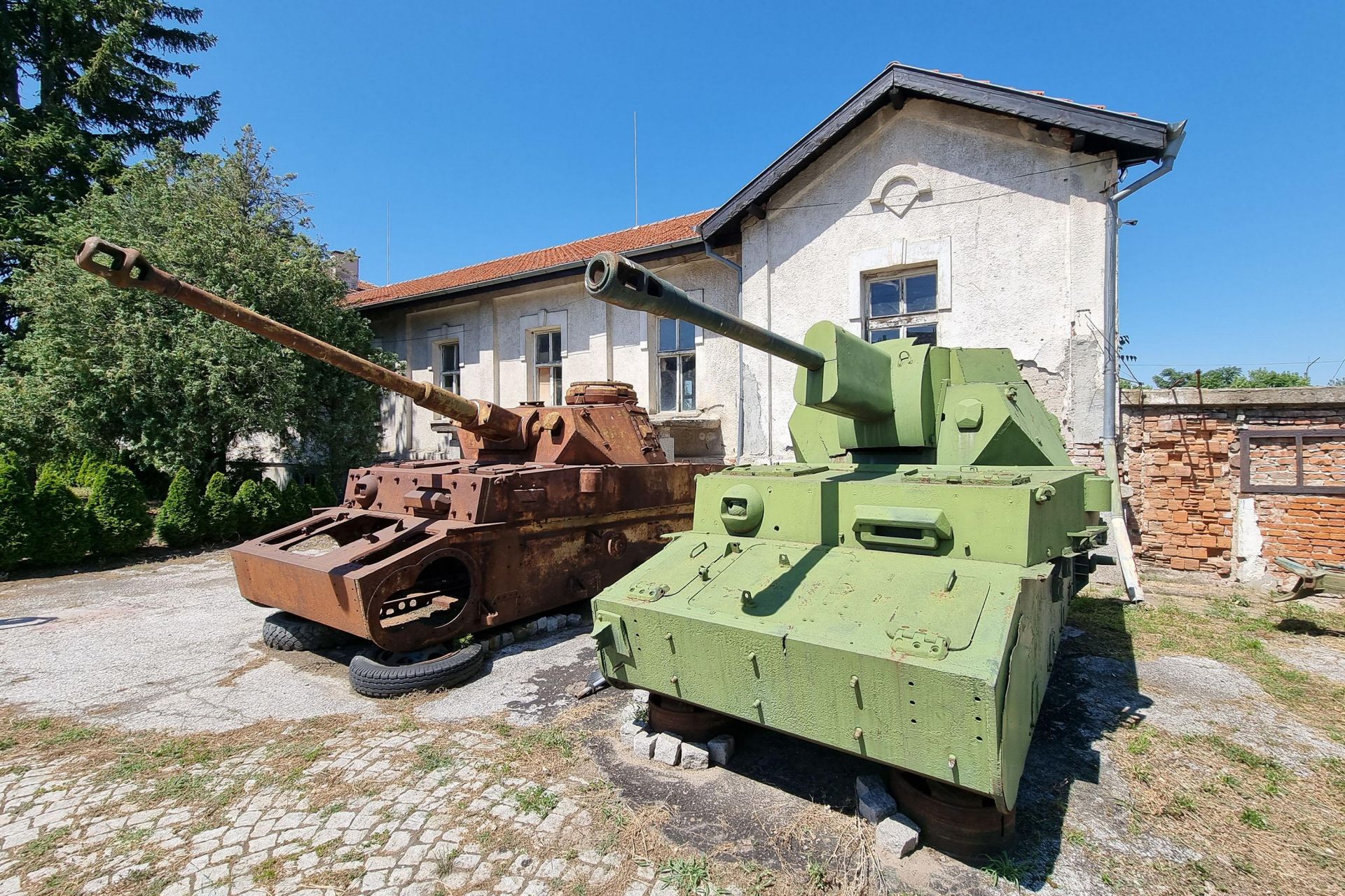 Два модела пред реставрация на среден танк Панцер 4 /Panzer IV/, на купола на десния е монтирано съветско оръдие ЗиС-3