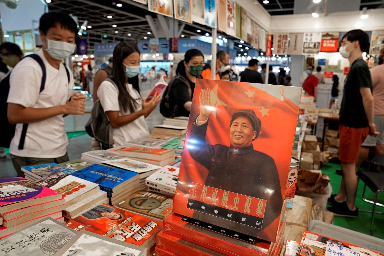 Панаирът на книгата в Хонконг, 14 юли. На преден план е книга на покойния китайски комунистически лидер Мао Дзедун. Местните хора свикват с новата реалност