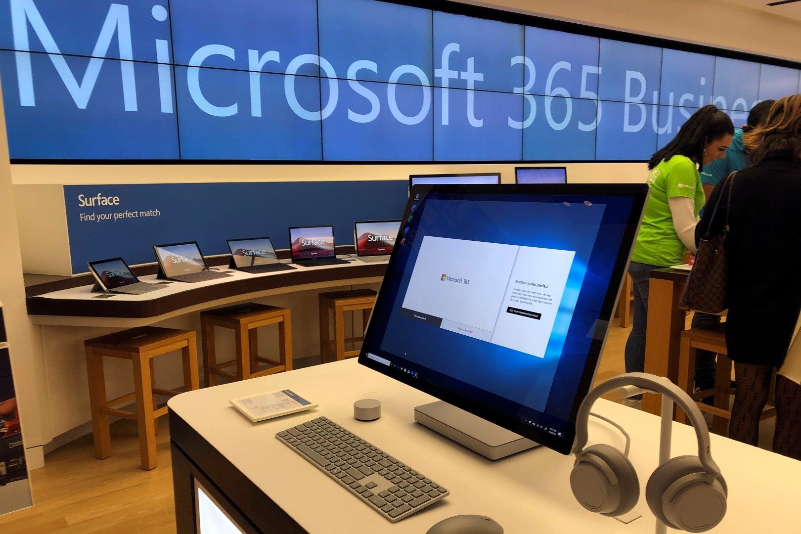 Компютър на Microsoft е сред артикулите, изложени в магазин на Microsoft в предградията на Бостън. Администрацията на Байдън в понеделник, 19 юли 2021 г., обвини Китай за хакване на софтуер за сървър за електронна поща на Microsoft Exchange, който компром