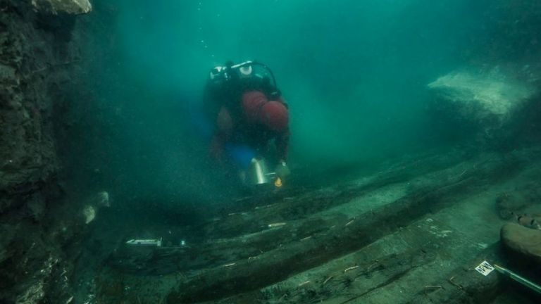 Πολεμικό πλοίο και ελληνικοί τάφοι βρέθηκαν στη βυθισμένη πόλη Τώνης-Ηρακλείου