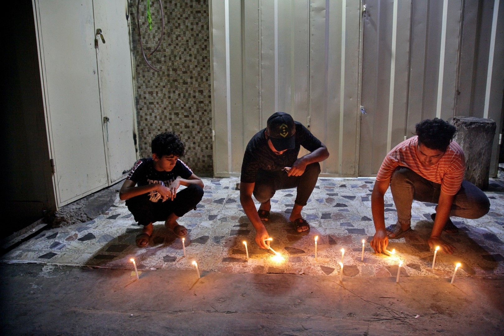 Запалени свещи в памет на десетките жертви на атентата