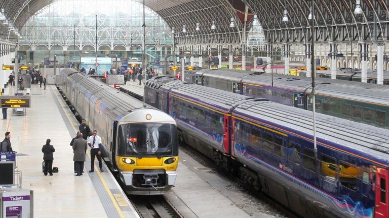 Кибератака спря машините за билети на британската железопътна компания