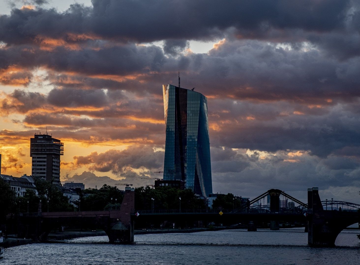 Слънцето изгрява зад сградата на Европейската централна банка във Франкфурт
