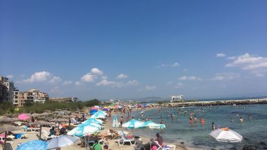 Претъпкани плажове по Южното Черноморие Туристи спят през нощта върху